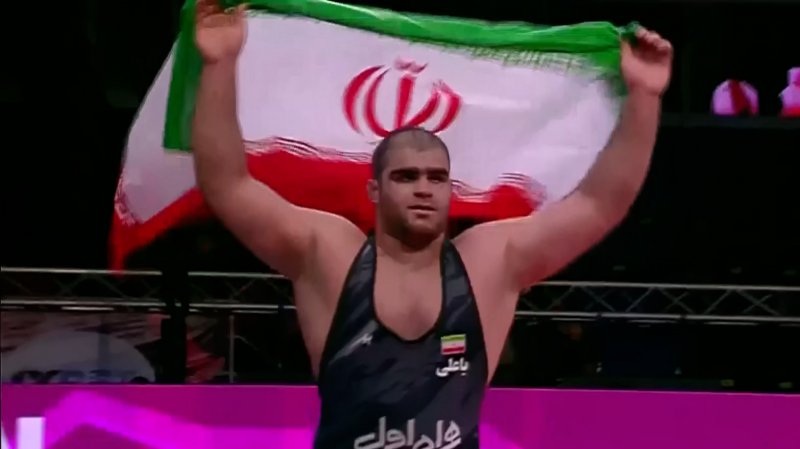 مدال طلای 130KG آسیا بر گردن میرزازاده