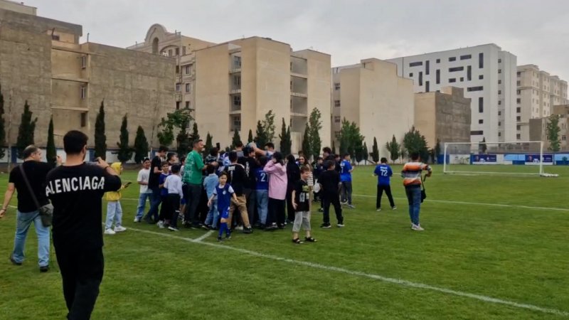 هجوم هواداران استقلال برای گرفتن عکس یادگاری
