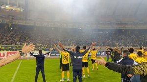 خوشحالی بازیکنان سپاهان با هواداران پس از پیروزی مقابل ملوان