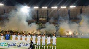 نورافشانی زیبای هواداران سپاهان در ابتدای مسابقه