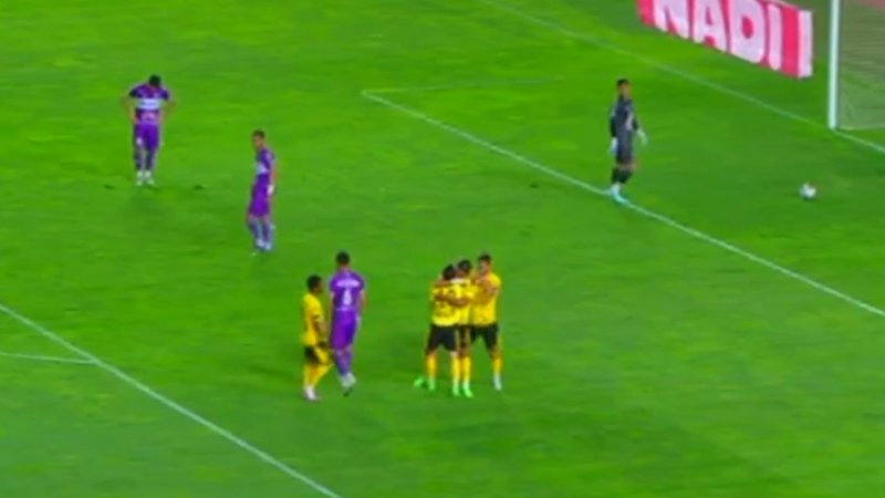 گل اول سپاهان به هوادار توسط مغانلو