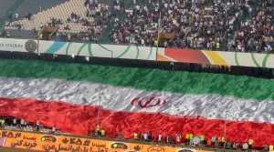 به اهتزاز در آمدن پرچم ایران در استادیوم آزادی