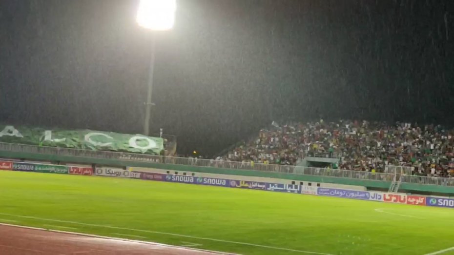 شور و هیجان هواداران آلومینیوم زیر بارش شدید باران