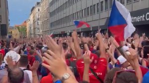 تشویق مسی توسط هواداران چک پیش از دیدار با پرتغال