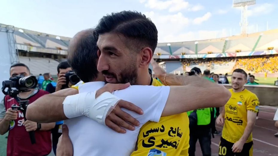 خوش و بش بازیکنان سپاهان با محرم نویدکیا