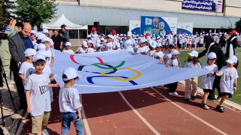 رژه حمل مشعل و پرچم المپیک در حاشیه مراسم روز جهانی المپیک