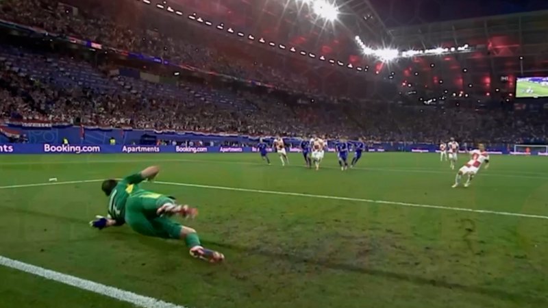 پنالتی برای کرواسی که دوناروما با سیو دیدنی مهار کرد