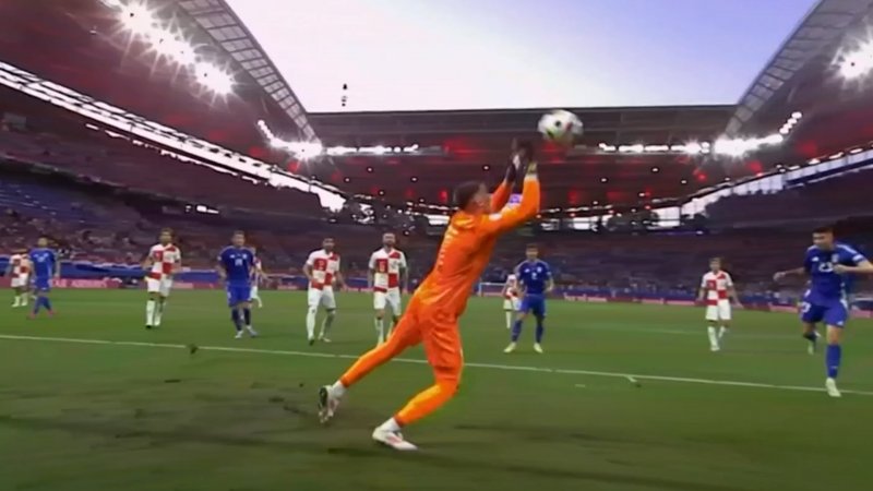 مهار دیدنی لیواکوویچ روی ضربه سر باستونی