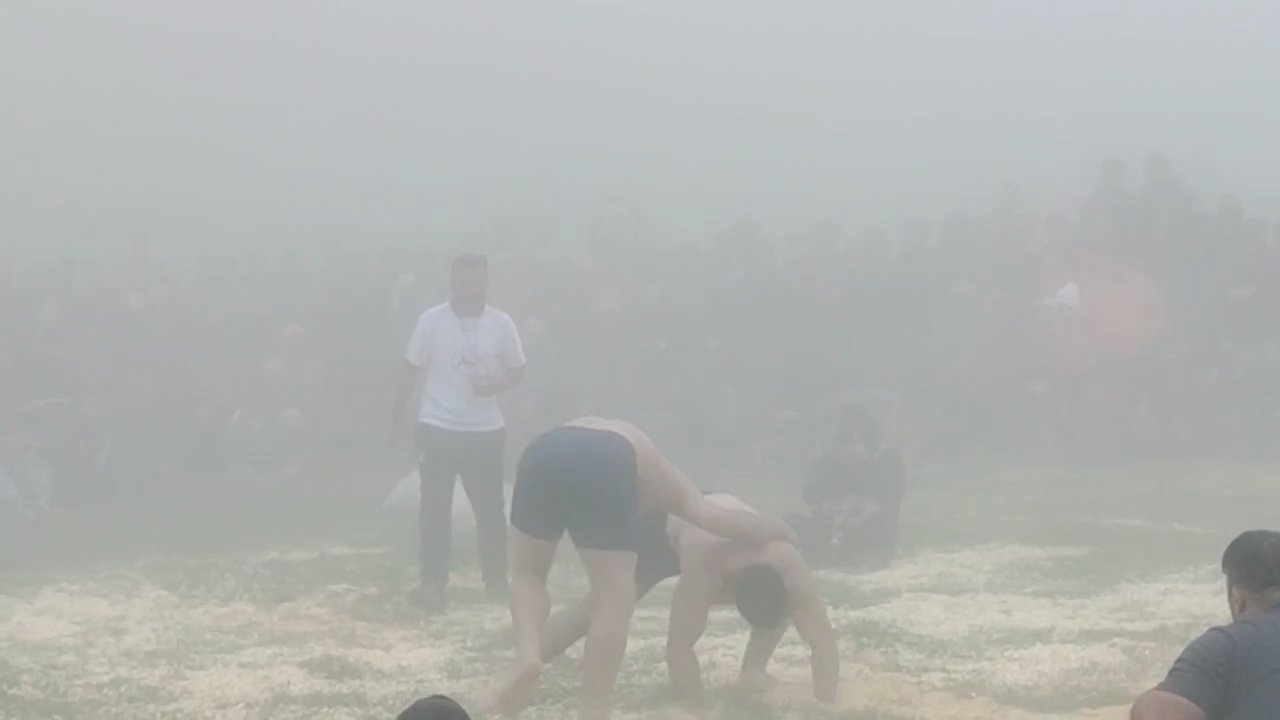 کشتی سنتی در هوای مه‌آلود روستای شالینگچال بابل | ویدیو ورزش سه