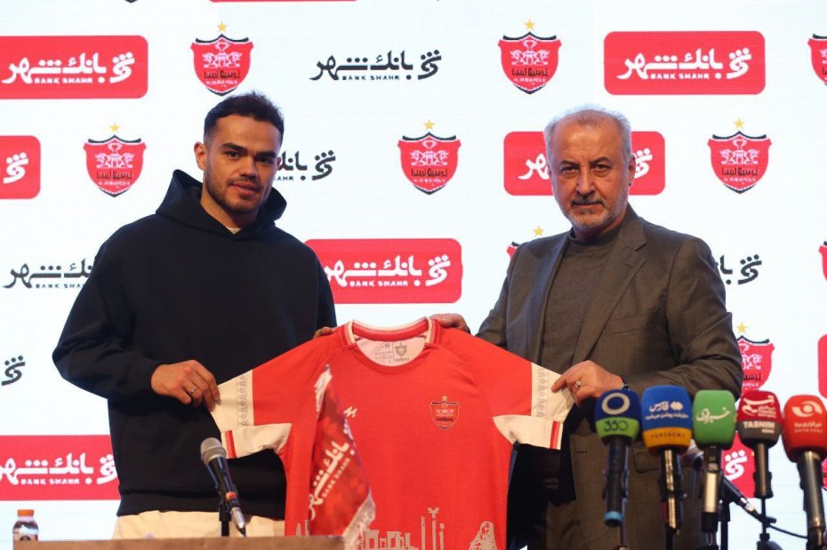 لحظه عقد قرارداد دو ساله اورونوف با باشگاه پرسپولیس