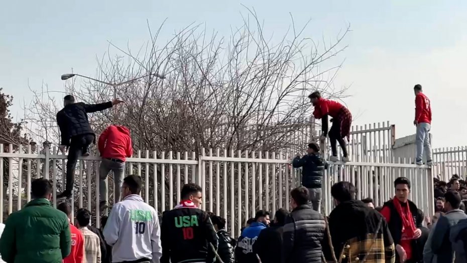 ورود غیرمجاز هواداران تراکتور به ورزشگاه از بالای نرده‌ها