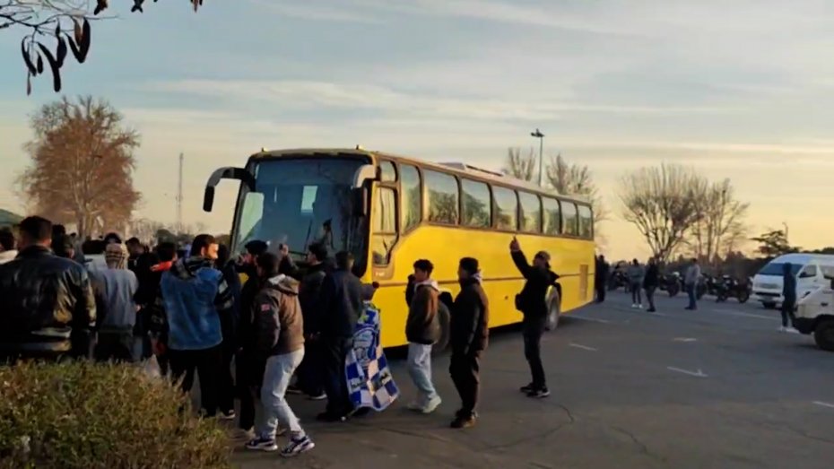 ورود استقلال و النصر در هیاهوی هواداران