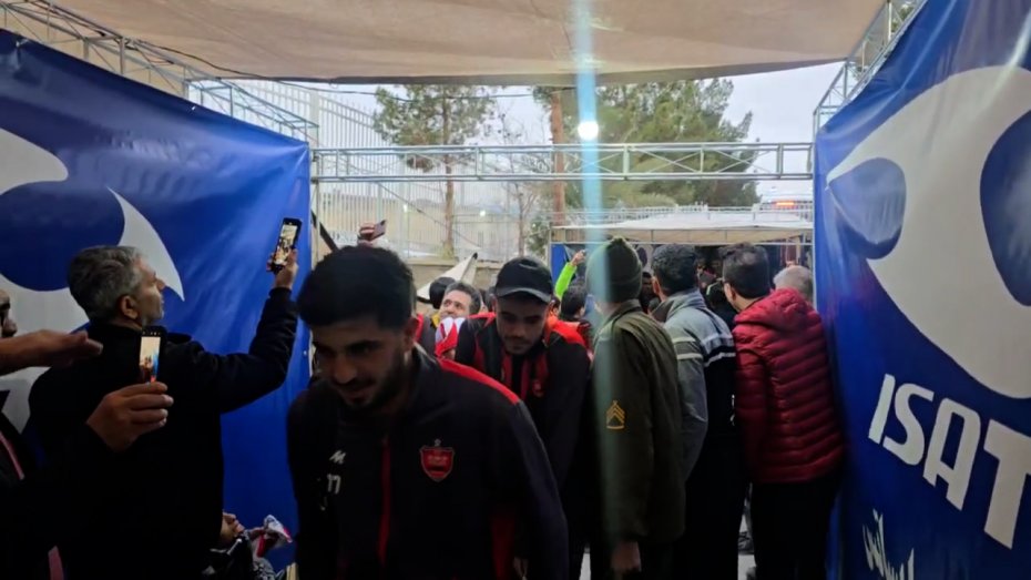 ورود بازیکنان پرسپولیس در میان جمعیت هواداران به ورزشگاه