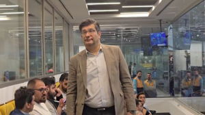 حضور سمیعی مدیرعامل اسبق‌ استقلال در ورزشگاه آزادی