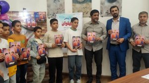 دبیر: مردم تا پول کتاب را ندهند، رغبتی برای خواندن ندارند