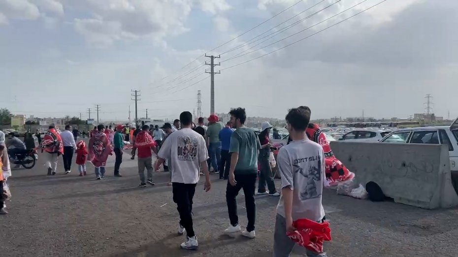 پارکینگ ورزشگاه آزادگان در تسخیر تراکتوری‌ها