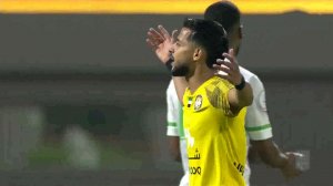 ضربه‌ی مهدی قایدی به تیرک دبا الحصن
