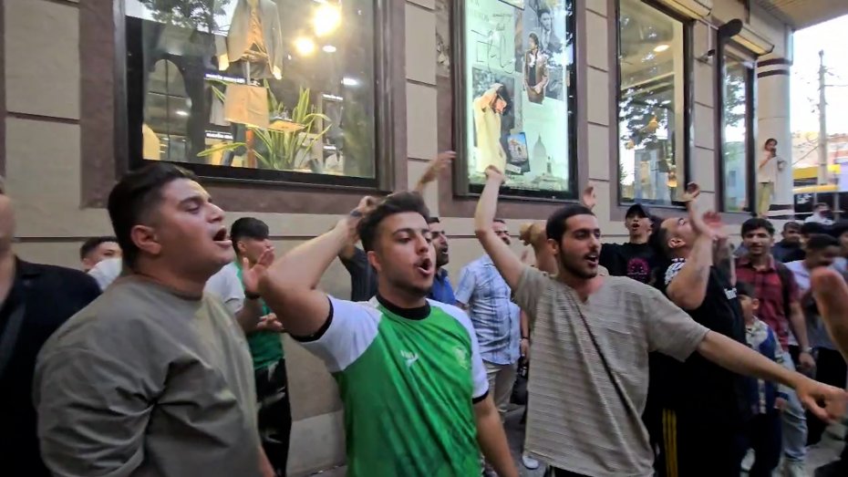 شعار هواداران خیبر مقابل درب هتل پرسپولیس