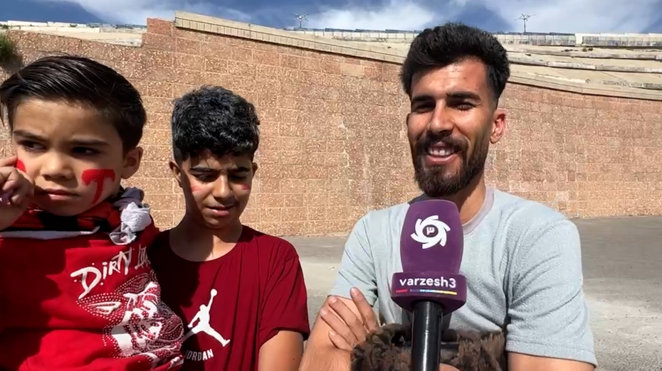 گفت‌وگو با هواداران تراکتور پیش از بازی با نساجی