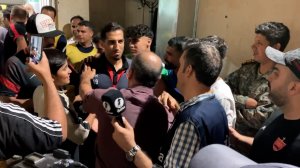 وحيد اميري در ميان ازدحام جمعيت از ميكسدزون خارج شد