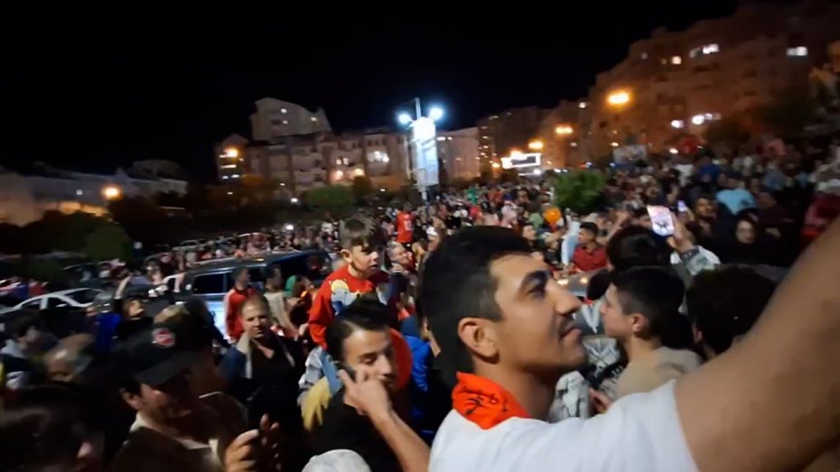 جشن خیابانی طرفداران تراکتور تا نیمه شب