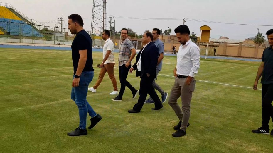 بازدید بازیکنان پیکان و تیم داوری از زمین چمن تختی