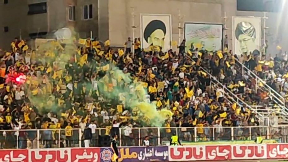 خوشحالی هواداران فجر بعد زدن گل اول 