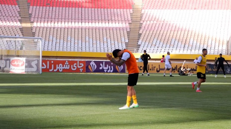 تشویق محمد دانشگر توسط هواداران استقلال