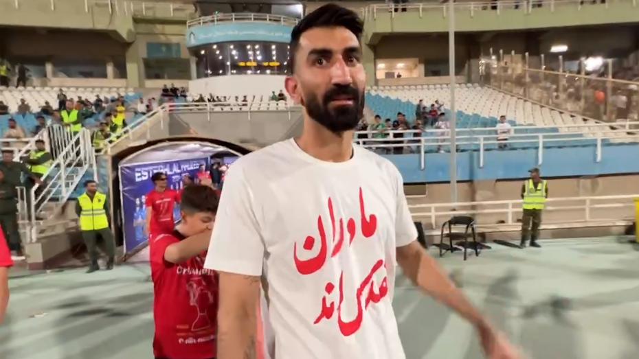 بازیکنان تراکتور آماده جشن اهدای جام