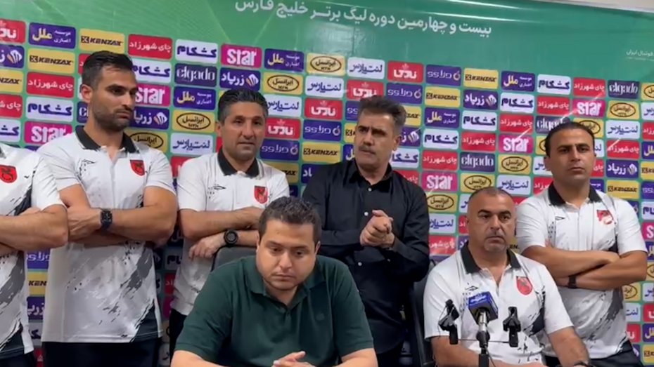 پورموسوی با کادرش به کنفرانس آمد