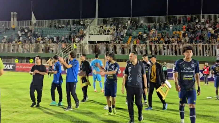 با وجود شکست، هواداران چادرملو این تیم را تشویق کردند
