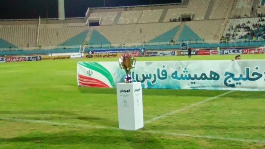 جام قهرمان لیگ برتر فوتبال کشور وارد ورزشگاه شد