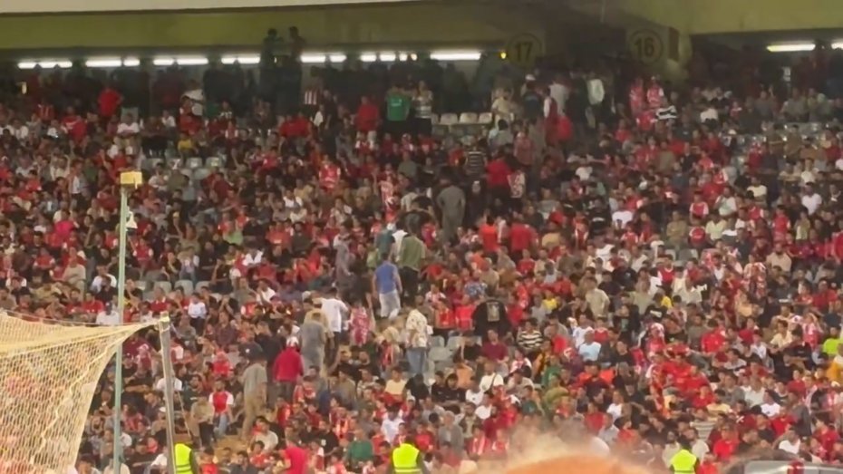 شعار هواداران پرسپولیس در حمایت از عالیشاه