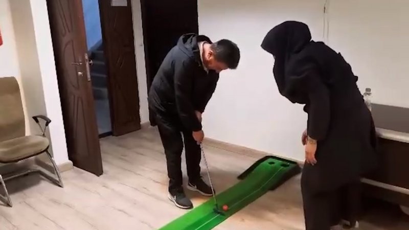 آموزش مینی گلف به امیر قلعه‌نویی، سرمربی تیم ملی