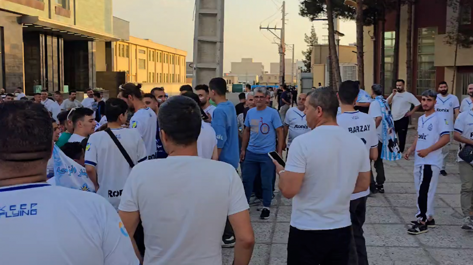 گفت‌وگو با هواداران ملوان پیش از شروع مسابقه