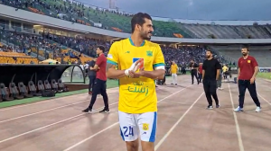طالب ریکانی با دست بسته وارد زمین شد