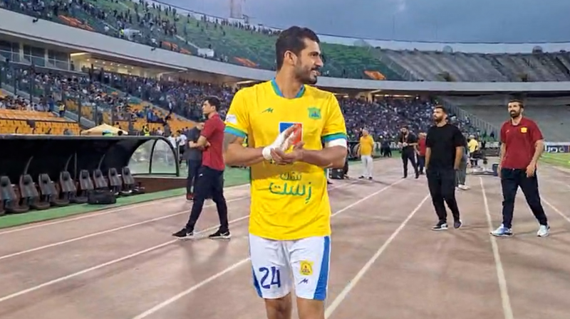 طالب ریکانی با دست بسته وارد زمین شد