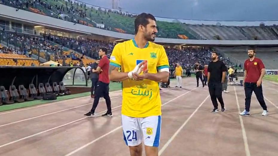 طالب ریکانی با دست بسته وارد زمین شد