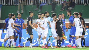 نمایی نزدیک از جدال بازیکنان استقلال و ملوان 
