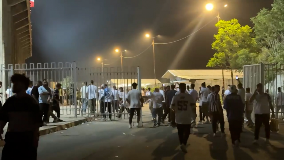 درگیری هواداران استقلال و ملوان بین دو نیمه