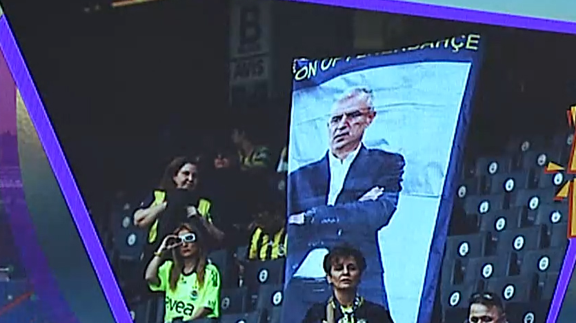 هواداران فنر، سرمربی پرسپولیس را فریاد زدند!