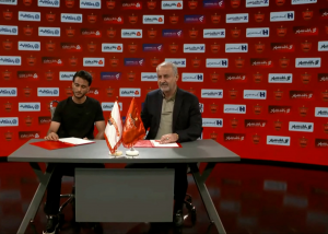 لحظه عقد قرارداد محمدحسین صادقی با پرسپولیس