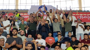 تشویق تماشاگران در سالن برگزاری جام تختی