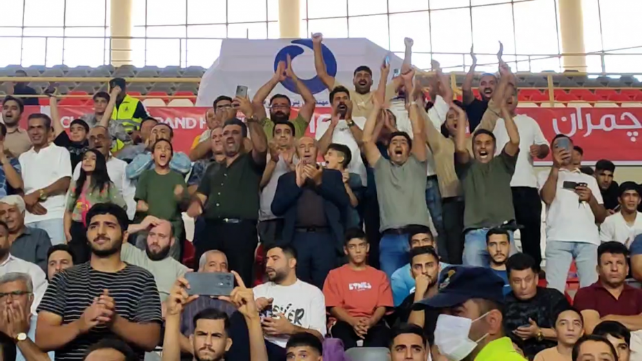 تشویق تماشاگران در سالن برگزاری جام تختی