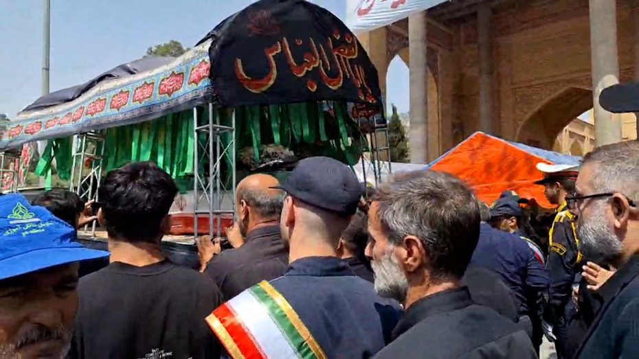 وداع خانواده شهید با پیکر مطهر شهید