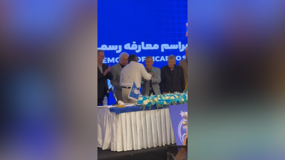 ساپینتو به مدیران استقلال گل اهداء کرد