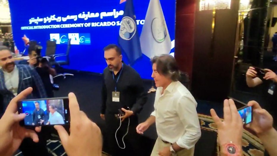 لحظه ورود ریکاردو ساپینتو به محل برگزاری معارفه