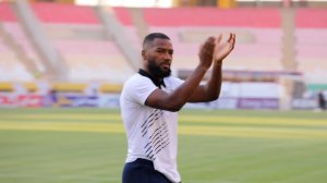 تشویق نازون در ورزشگاه توسط هواداران استقلال