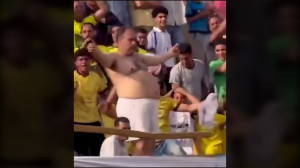 جنجال رقص هوادار فوتبال با لباس زیر؛ طلاق و زندان!
