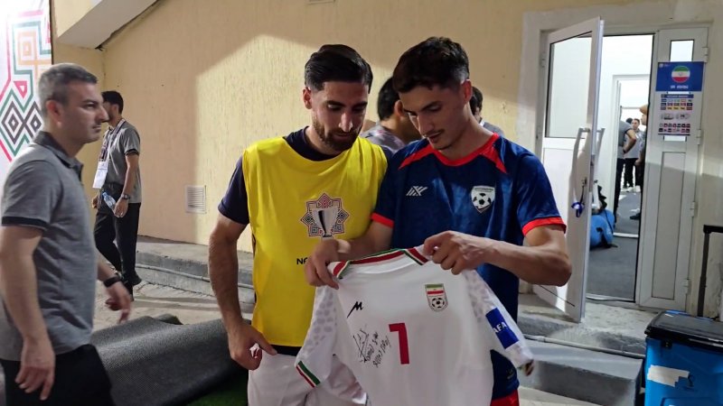 جهانبخش پیراهن خود را با گلزن افغانستان عوض کرد 